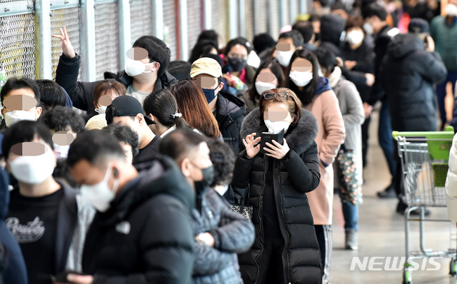 [수원=뉴시스] 김종택 기자 = 신종 코로나바이러스 감염증(코로나19) 확산으로 마스크 수요가 폭증해 전국에서 마스크 구입 대란이 벌어진 가운데 26일 오전 경기 수원시 영통구 이마트 트레이더스 신동점 매장에 마스크를 구입하려는 시민들이 길게 줄 서 있다. 매장 관계자는 '오늘부터 고객들의 대기시간을 줄이기 위해 번호표를 배부 했다'고 밝혔다. 2020.02.26.semail3778@naver.com