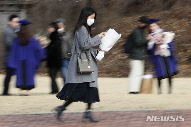 [서울=뉴시스] 최동준 기자 = 신종 코로나바이러스 감염증(코로나19) 영향으로 서울대학교 학위수여식이 전면 취소된 26일 졸업생들이 서울 관악구 서울대학교 정문 앞에서 기념사진을 찍고 있다. 2020.02.26.&nbsp; photocdj@newsis.com