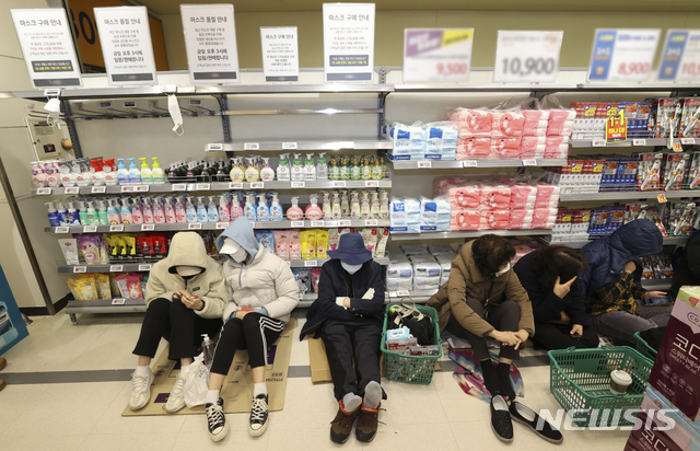 [서울=뉴시스]최진석 기자 =신종 코로나바이러스 감염증(코로나19) 여파로 마스크 품귀현상이 이어지고 있는 26일 오전 서울 한 대형마트에서 고객들이 오후에 들어올 마스크 구입을 위해 줄지어 기다리고 있다. 2020.02.26.myjs@newsis.com