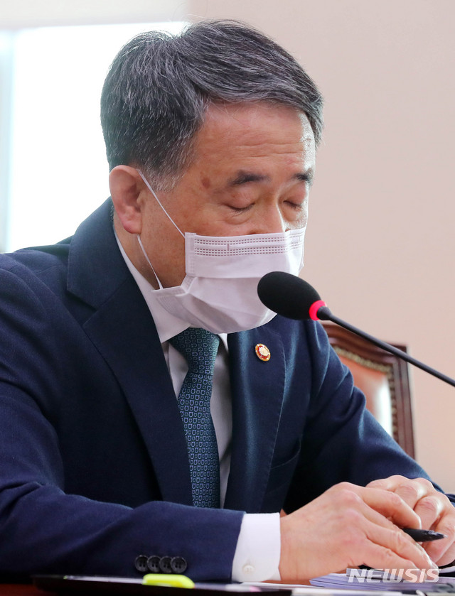 [서울=뉴시스] 장세영 기자 = 박능후 보건복지부 장관이 지난달 26일 서울 여의도 국회에서 열린 법제사법위원회에 신종 코로나바이러스 감염증(코로나19) 관련 법안 전체회의에서 미래통합당 의원의 질타에 눈을 감고 있다. 2020.02.26. photothink@newsis.com