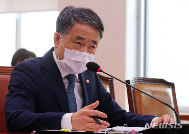 [서울=뉴시스] 장세영 기자 = 박능후 보건복지부 장관이 26일 서울 여의도 국회에서 열린 법제사법위원회에 신종 코로나바이러스 감염증(코로나19) 관련 법안 전체회의에서 의원 질의에 답하고 있다. 2020.02.26. photothink@newsis.com