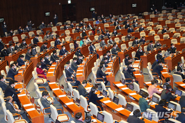 [서울=뉴시스] 장세영 기자 = 의원들이 26일 서울 여의도 국회에서 열린 본회의에 마스크를 착용하고 참석하고 있다. 2020.02.26. photothink@newsis.com