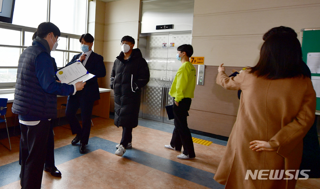 [광주=뉴시스] 류형근 기자 = 신종 코로나 바이러스 감염증(코로나19) 확산d으로 인해 졸업식 등 공식행사 마저 취소된 가운데 26일 오전 광주 동구 조선대학교 단과대학 건물에서 졸업생들끼리 학위증서 수여식을 하고 있다. 2020.02.26. hgryu77@newsis.com