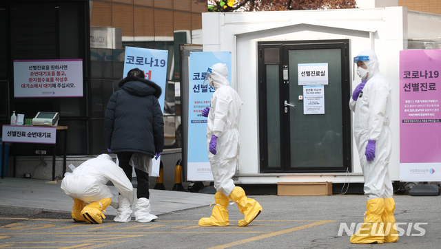 [서울=뉴시스] 조수정 기자 = 26일 오후 서울 중구 국립중앙의료원 신종 코로나 바이러스 감염증(코로나 19) 선별진료소에서 의료진이 의심환자와 CT 촬영을 위해 이동하고 있다. 의료진은 주변을 통제했다. 26일 오전 코로나 19 확진환자는 1100명을 넘어섰고 사망자는 12명으로 집계됐다. 2020.02.26. chocrystal@newsis.com