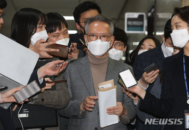 [서울=뉴시스]김명원 기자 = 김형오 미래통합당 공천관리위원장이 26일 서울 여의도 국회 미래통합당 회의실에서 열린 공천관리위원회의에 참석하기 위해 들어서며 기자들의 질문에 답하고 있다. 2020.02.26. kmx1105@newsis.com