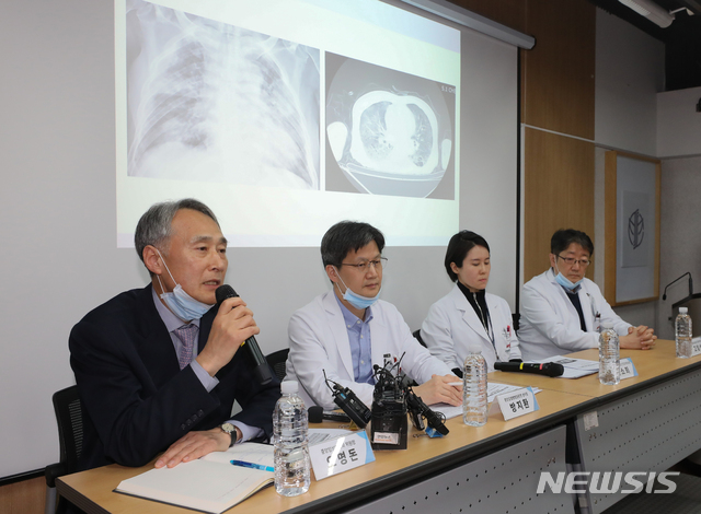 [서울=뉴시스] 조수정 기자 = 26일 오후 서울 중구 국립중앙의료원에서 열린 신종 감염병(코로나 19) 중앙임상위원회 기자회견에서 의료진이 사망자 폐사진 등을 보여주며 임상 개요 및 사망 원인 등에 대한 설명을 하고 있다. 왼쪽부터 오명돈 중앙임상위원회 위원장, 방지환 중앙감염병병원운영 센터장, 이소희 국립중앙의료원 정신건강의학과장, 고임석 국립중앙의료원 진료부원장. 2020.02.26.&nbsp; chocrystal@newsis.com