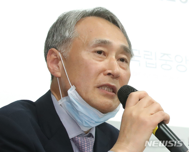 [서울=뉴시스] 조수정 기자 = 26일 오후 서울 중구 국립중앙의료원에서 열린 신종 감염병(코로나 19) 중앙임상위원회 기자회견에서 오명돈 중앙임상위원회 위원장이 코로나 19 사망자의 임상개요, 사망원인, 사망률 등에 대한 중앙임상위의 입장 등을 밝히고 있다. 2020.02.26.&nbsp; chocrystal@newsis.com