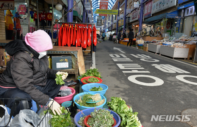 [울산=뉴시스] 배병수 기자 = 신종 코로나바이러스 (코로나19) 가 확산되고 있는 가운데 26일 오후 울산 동구 4번 확진자가 다년간 모 교회 인근 재래시장에 시민들의 발길이 뚝 끊겨 한산한 모습을 보이고 있다. 2020.02.26.&nbsp; bbs@newsis.com