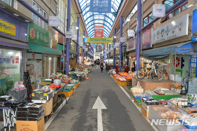 [울산=뉴시스] 배병수 기자 = 신종 코로나바이러스 (코로나19) 가 확산되고 있는 가운데 26일 오후 울산 동구 4번 확진자가 다년간 모 교회 인근 재래시장에 시민들의 발길이 뚝 끊겨 한산한 모습을 보이고 있다. 2020.02.26.&nbsp; bbs@newsis.com