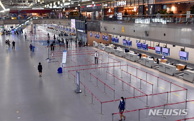 [부산=뉴시스] 하경민 기자 = 신종 코로나바이러스 감염증(코로나19)이 확산 중인 지난 26일 부산 강서구 김해국제공항 국제선 청사가 한산한 모습을 보이고 있다. 2020.02.26. yulnetphoto@newsis.com