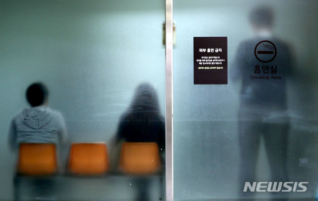 청소년 흡연자 10명 6명 "가향 담배로 배웠다"