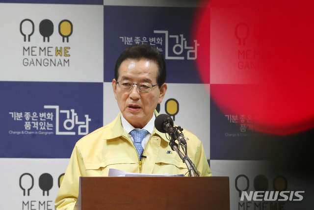 [서울=뉴시스] 고범준 기자 = 강남구에서 신종 코로나바이러스 감염증(코로나19) 확진 판정 2명이 발생한 26일 오후 서울 강남구 강남구청에서 정순균 강남구청장이 긴급 브리핑을 하고 있다. 2020.02.26. bjko@newsis.com