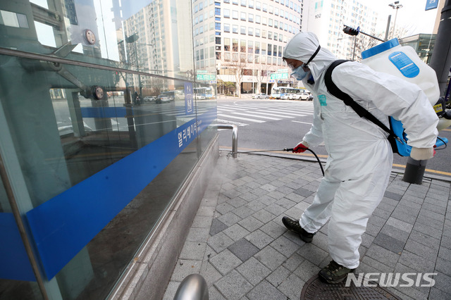 [서울=뉴시스] 고범준 기자 = 강남구에서 신종 코로나바이러스 감염증(코로나19) 확진 판정 2명이 발생한 26일 오후 서울 강남구 강남구청 인근 도로에서 재난안전대책본부 관계자들이 예방차원에서 소독을 하고 있다. 2020.02.26.&nbsp; bjko@newsis.com