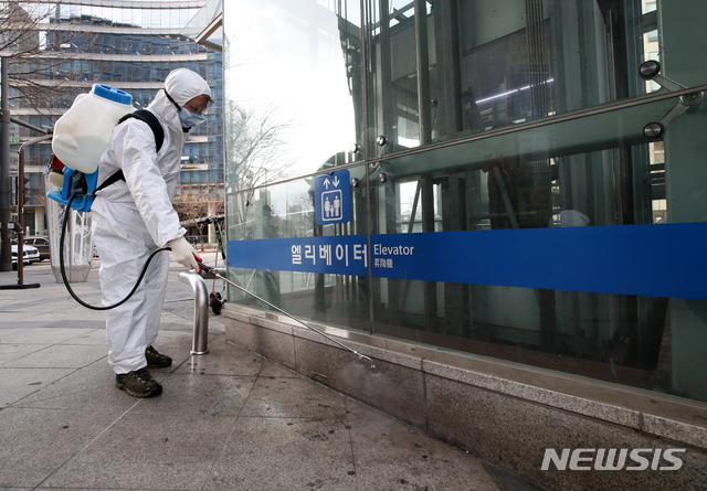 [서울=뉴시스] 고범준 기자 = 강남구에서 신종 코로나바이러스 감염증(코로나19) 확진 판정 2명이 발생한 26일 오후 서울 강남구 강남구청 인근 도로에서 재난안전대책본부 관계자들이 예방차원에서 소독을 하고 있다. 2020.02.26.   bjko@newsis.com