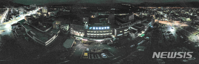 [청도=뉴시스] 이무열 기자 = 신종 코로나바이러스 감염증(코로나19) 확진자가 1200명을 넘어선 26일 오전 경북 청도군 대남병원에는 어두운 도심속 불이 환하게 켜져 있다. 2020.02.26. lmy@newsis.com