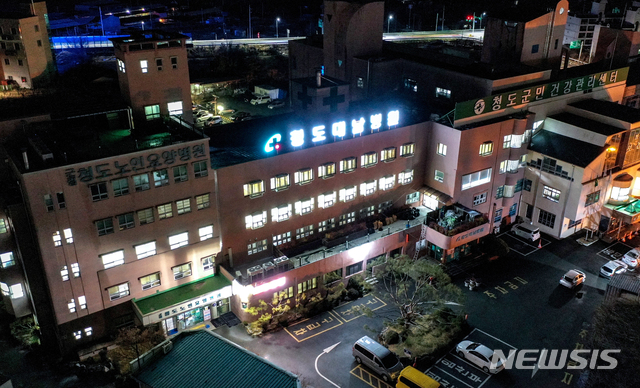 [청도=뉴시스] 이무열 기자 = 신종 코로나바이러스 감염증(코로나19) 확진자가 1200명을 넘어선 26일 오전 경북 청도군 대남병원에는 어두운 도심속 불이 환하게 켜져 있다. 2020.02.26.&nbsp; lmy@newsis.com 