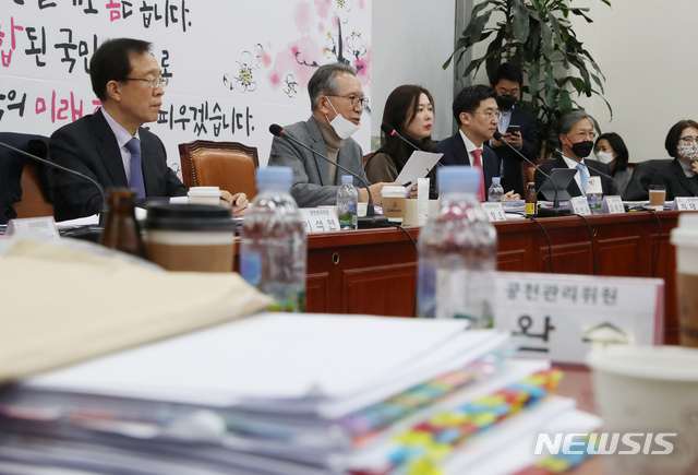 [서울=뉴시스] 고승민 기자 = 김형오 미래통합당 공천관리위원장이 26일 서울 여의도 국회에서 기자간담회를 하고 있다. 2020.02.26.kkssmm99@newsis.com