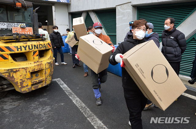 [대구=뉴시스] 이무열 기자 = 신종 코로나바이러스 감염증(코로나19) 확진자가 늘어나며 대구·경북에서 마스크 ‘품귀’ 현상이 벌어지는 가운데 26일 오후 대구시 수성구 대흥동 대구스타디움에서 정부에서 긴급 지원한 마스크 106만개가 대구시 각 구·군과 경북 각지에 배분되고 있다. 2020.2.26.lmy@newsis.com