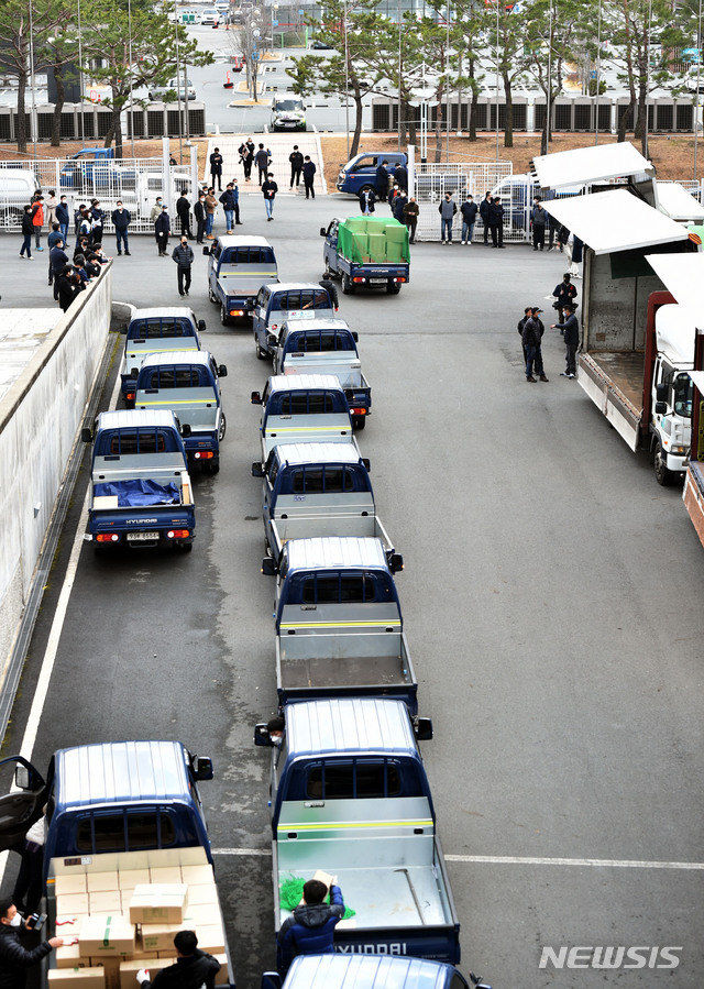 [대구=뉴시스] 이무열 기자 = 신종 코로나바이러스 감염증(코로나19) 확진자가 늘어나며 대구·경북에서 마스크 ‘품귀’ 현상이 벌어지는 가운데 26일 오후 대구시 수성구 대흥동 대구스타디움에서 정부에서 긴급 지원한 마스크 106만개가 대구시 각 구·군과 경북 각지에 배분되고 있다. 2020.2.26.lmy@newsis.com