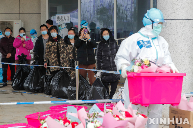  [우한=신화/뉴시스]26일(현지시간) 중국 후베이성 우한의 중국 전통 의학(TCM·Traditional Chinese Medicine) 치료법을 환자에 적용하는 한 임시병원에서 신종 코로나바이러스 감염증 환자들이 퇴원 준비를 하고 있다. TCM은 치료율 향상에 효과가 있다는 것이 증명돼 감염 환자를 치료하는 데 광범위하게 적용돼 왔으며 이 임시병원에서 회복된 23명의 1차 환자들이 이날 퇴원했다. 2020.02.26. 