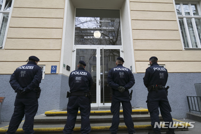 [빈=AP/뉴시스]26일(현지시간) 오스트리아 빈의 한 고등학교에서 신종 코로나바이러스 감염증(코로나19) 감염이 의심되는 교사가 나와 건물이 폐쇄됐다. 2020.2.26.