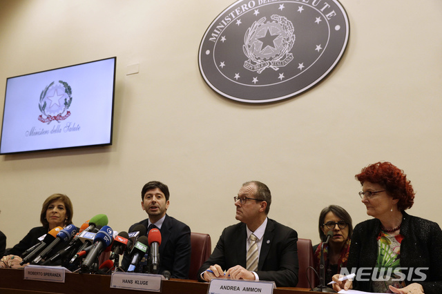 [로마=AP/뉴시스] 세계보건기구(WHO)의 유럽 담당 국장 한스 클루게(오른쪽에서 두 번째) 박사는 14일(현지시간)보도된 영국 텔레그래프와의 인터뷰에서 "유럽은 올 겨울 신종 코로나바이러스 감염증(코로나19)과 더불어 독감, 홍역까지 유행할 수 있다"며 경고했다. 사진은 지난 2월 이탈리아 로마에서 열린 코로나19 예방을 위한 회의에 참석한 클루게 박사의 모습. 2020.5.15.