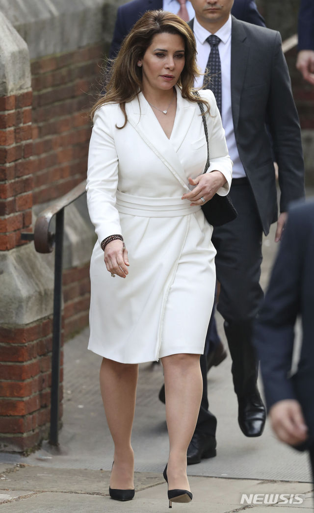 [AP/뉴시스] 2020년 2월 하야 알후세인 공주가 전남편 두바이 국왕과의 자녀 양육권 소송 차 런던 고등법원에 도착하고 있다