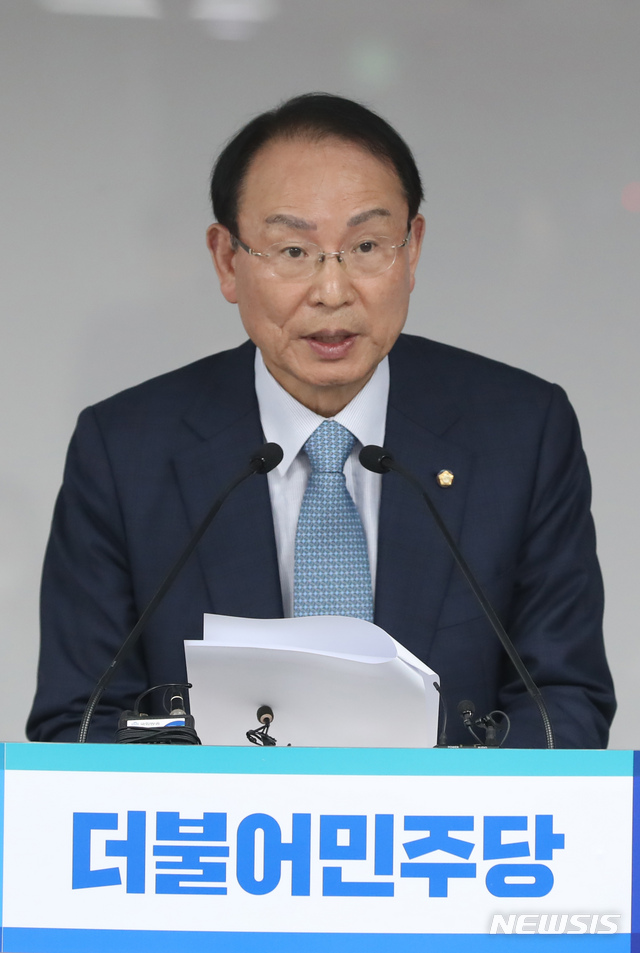 [서울=뉴시스] 고승민 기자 = 최운열 더불어민주당 중앙당선거관리위원회 위원장이 26일 서울 여의도 당사에서 국회의원 후보 1차 경선 발표를 하고 있다. 2020.02.26.kkssmm99@newsis.com