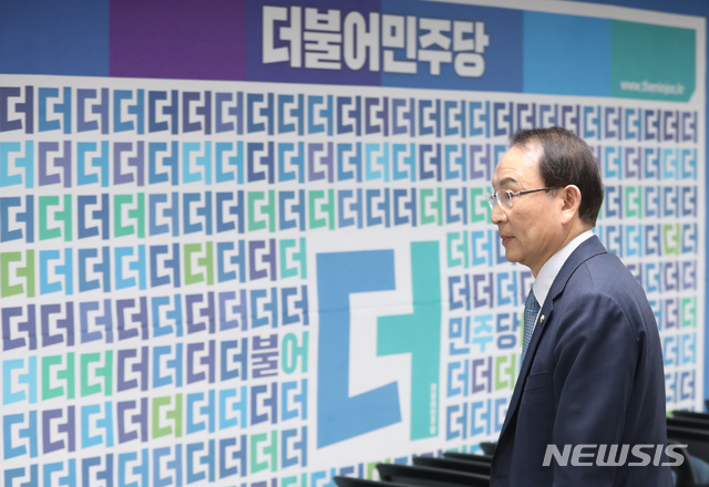 [서울=뉴시스] 고승민 기자 = 최운열 더불어민주당 중앙당선거관리위원회 위원장이 26일 서울 여의도 당사에서 국회의원 후보 1차 경선 발표를 마친 뒤 퇴장하고 있다. 2020.02.26. kkssmm99@newsis.com