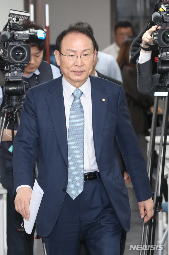 [서울=뉴시스] 고승민 기자 = 최운열 더불어민주당 중앙당선거관리위원회 위원장이 26일 서울 여의도 당사에서 국회의원 후보 1차 경선 발표를 하기 위해 연단으로 향하고 있다. 2020.02.26. kkssmm99@newsis.com