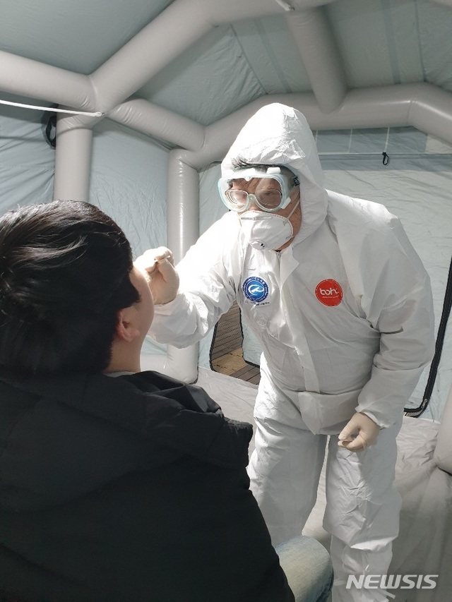 검체 채취 모습.