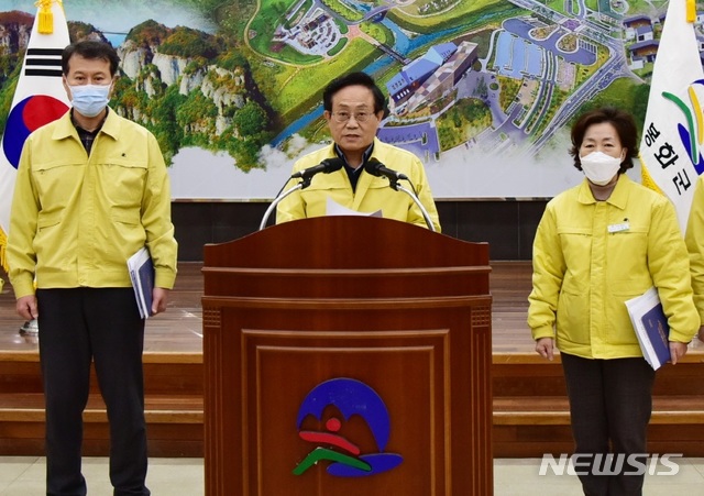 [봉화=뉴시스] 김진호 기자 = 엄태항 봉화군수가 코로나19 첫 확진 발생에 대해 브리핑하고 있다. (사진=봉화군 제공) 2020.02.27  photo@newsis.com