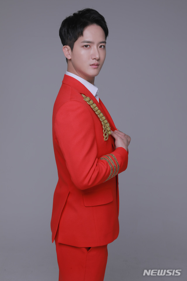 [서울=뉴시스] 트로트가수 하동근 (사진=유니콘비세븐 제공) 2020.02.27. photo@newsis.com