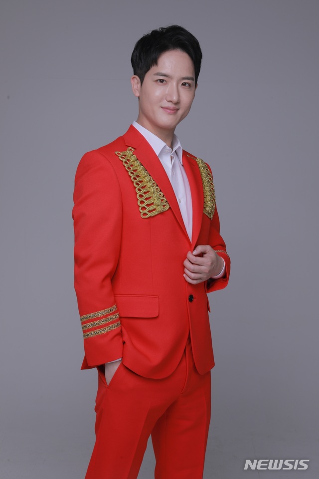  [서울=뉴시스] 트로트가수 하동근 (사진=유니콘비세븐 제공) 2020.02.27. photo@newsis.com