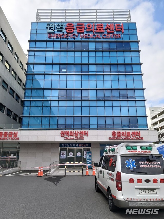 [울산=뉴시스] 배병수 기자 = 울산대학교병원 의사가 27일 코로나19 확진 판정을 받은 가운데 이날 오후 울산대병원 응급실이 긴급 폐쇄됐다. 2020.02.27 bbs@newsis.com