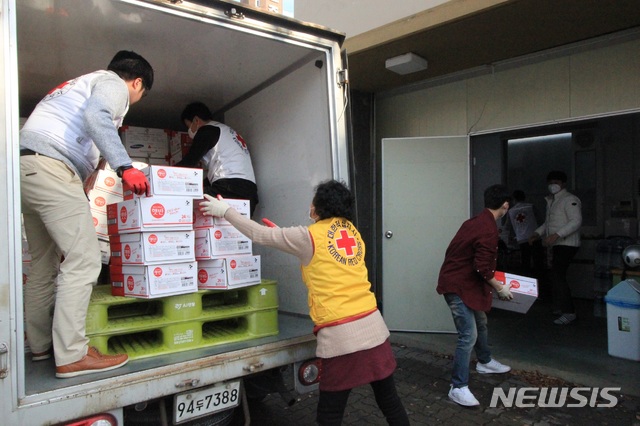 [전주=뉴시스]윤난슬 기자 = 사진은 자가 격리자를 위해 전주시보건소에 구호품을 전달하는 모습.(사진=전북 적십자사 제공)  