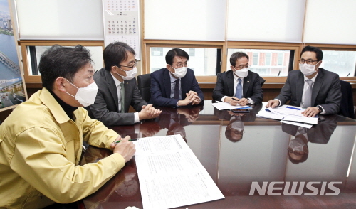 [서울=뉴시스] 지난 25일 이창우 동작구청장(왼쪽 첫번째)이 중앙대·숭실대 관계자들과 유학생 비상대책을 논의하고 있다. (사진=동작구 제공) 2020.02.27. photo@newsis.com 