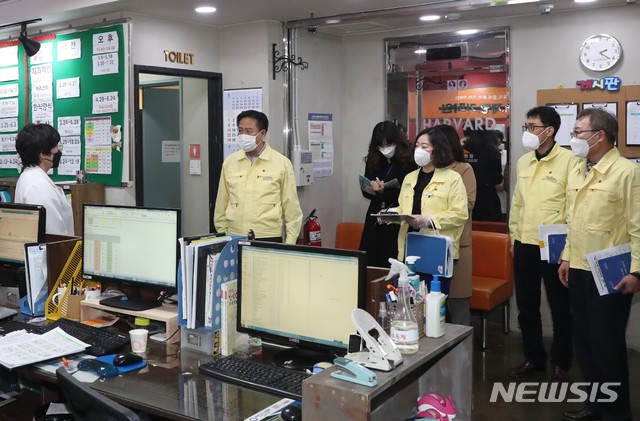 [창원=뉴시스] 홍정명 기자=경남도교육청과 창원교육지원청 합동점검반이 27일 창원의 한 미휴원 학원을 방문해 ‘코로나19’ 관련 대응 상황을 점검하고 있다.(사진=경남도교육청 제공) 2020.02.27. photo@newsis.com