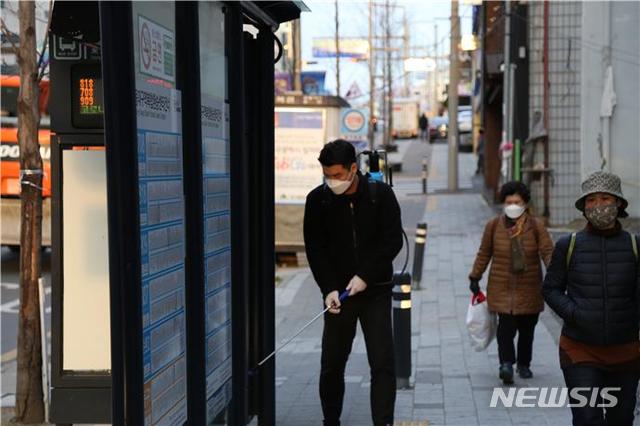 [대구=뉴시스]김정화 기자 = 4·15 총선 대구 동구 갑 선거구에 출마한 미래통합당 박성민 예비후보는 지난 24일부터 선거운동을 잠정적으로 중단하고 비대면 방역 활동을 시작했다. (사진 = 박성민 예비후보 사무실 제공) 2020.02.27. photo@newsis.com