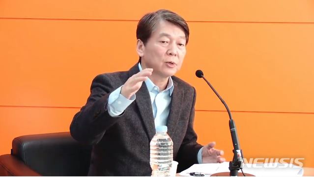 [서울=뉴시스]안철수 국민의당 대표는 27일 전병율 전 질병관리본부장과 코로나19 대응방안에 대해 긴급 토론을 진행했다.