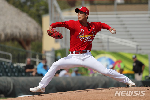  [주피터=AP/뉴시스]세인트루이스 김광현이 26일(현지시간) 미 플로리다주 주피터 로저 딘 스타디움에서 열린 메이저리그(MLB) 마이애미 말린스와의 시범경기에 선발 등판해 1회 역투하고 있다. 김광현은 2이닝 동안 삼진 3개를 잡으며 최고 구속을 151km까지 찍었다. 2020.02.27.&nbsp; 