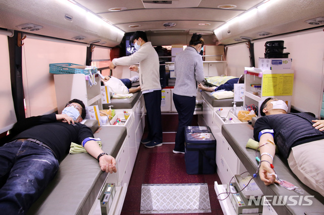 [서울=뉴시스]김근현 기자 = 이스타항공 임직원들이 지난 26일 오후 서울 강서구 이스타항공 본사에서 신종 코로나바이러스 감염증(코로나19) 여파로 어려운 혈액 수급을 돕기 위해 헌혈 봉사를 진행하고 있다. (사진=이스타항공 제공) 2020.02.27. photo@newsis.com