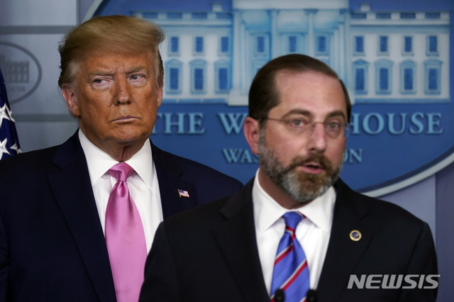 [워싱턴=AP/뉴시스] 알렉스 아자르 미국 보건복지부 장관이 26일(현지시간) 백악관에서 열린 신종 코로나 바이러스 감염증(코로나19) 관련 기자회견에서 발언하고 있다. 2020.02.27