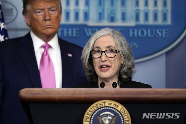 [워싱턴=AP/뉴시스] 앤 슈캇 미 질병통제예방센터(CDC) 부국장이 26일(현지시간) 백악관에서 열린 신종 코로나 바이러스 감염증(코로나19) 관련 기자회견에서 발언하고 있다. 2020.02.27 