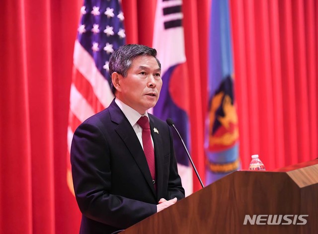 [서울=뉴시스]정경두 국방부 장관이 26일(현지시간) 미국 워싱턴 D.C.에 위치한 미 국방대학교를 방문해 연설을 하고 있다. (사진=국방부 제공) 2020.02.27.&nbsp; photo@newsis.com