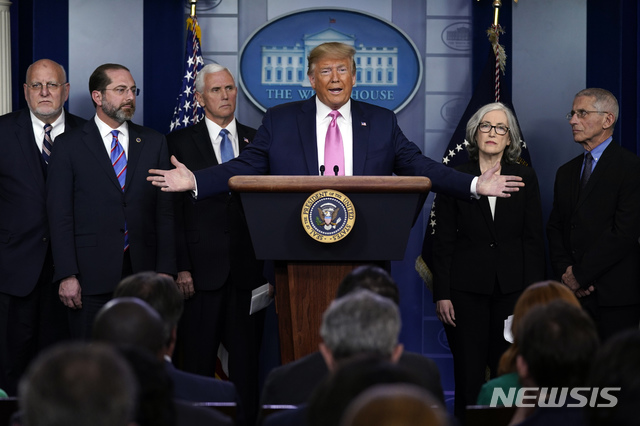  [워싱턴=AP/뉴시스] 도널드 트럼프 미국 대통령이 26일(현지시간) 미 워싱턴 백악관에서 신종 코로나바이러스 감염증(코로나19)과 관련한 기자회견을 진행하고 있다. 2020.2.27. 
