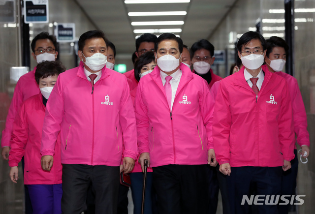 [서울=뉴시스] 고승민 기자 = 미래통합당 심재철 원내대표와 조경태 최고위원 등 의원들이 27일 서울 여의도 국회에서 열린 당 최고위원회의에 참석하고 있다. 2020.02.27. kkssmm99@newsis.com