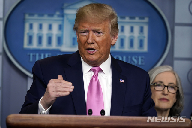  [워싱턴=AP/뉴시스]도널드 트럼프 미국 대통령은 26일(현지시간) 미 워싱턴 백악관에서 신종 코로나바이러스 감염증(코로나19) 관련 기자회견을 열고 있다. 2020.2.27. 