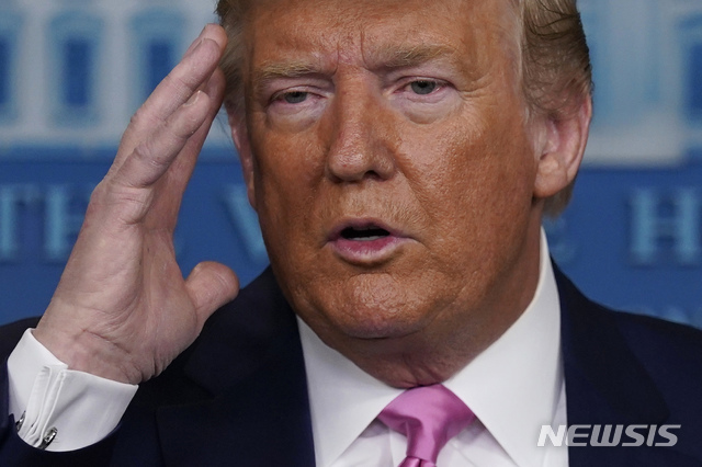 [워싱턴=AP/뉴시스]도널드 트럼프 미국 대통령이 26일(현지시간) 미 워싱턴 백악관 기자실에서 신종 코로나바이러스 감염증(코로나19) 전담반과 함께 기자회견을 하고 있다. 트럼프 대통령은 코로나19 관련 한국 등에 대한 여행제한(입국제한) 조치 가능성에 대해 "지금은 적절한 때가 아니다"라며 제한조치를 취할 때가 올 수도 있다는 견해를 밝혔다. 2020.02.27. 