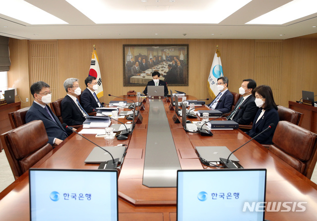 [서울=뉴시스]김근현 기자 = 이주열 한국은행 총재가 27일 오전 서울 중구 한국은행에서 열린 금융통화위원회를 주재하고 있다. (사진=한국은행 제공) 2020.02.27.photo@newsis.com